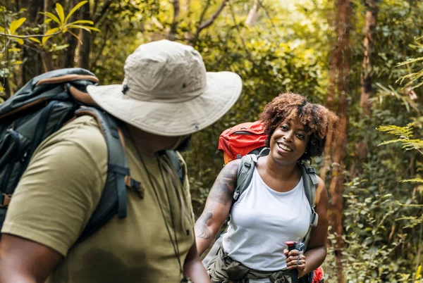 Coppia Trekking Nel Bosco Insieme — Foto Stock