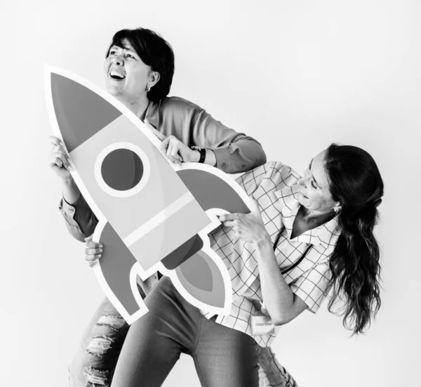 Mujeres Sosteniendo Icono Cohete — Foto de Stock