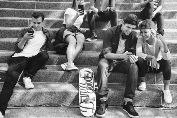 Amigos Sentados Escalera Usando Smartphones Juntos Escalofriantes — Foto de Stock