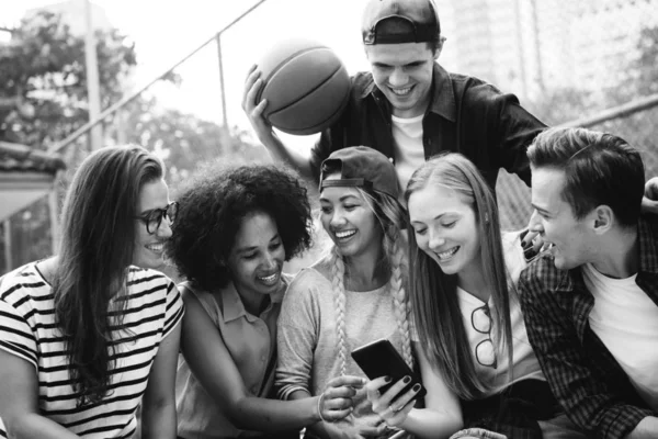 Ler Snygga Unga Vänner Använder Smartphone Utomhus Gatan Svart Och — Stockfoto
