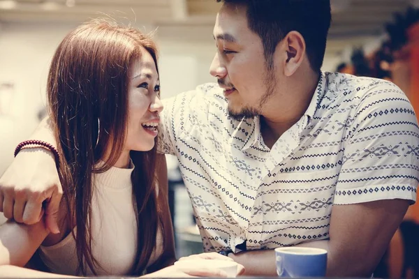 Preciosa Pareja Pasando Buen Rato Juntos —  Fotos de Stock