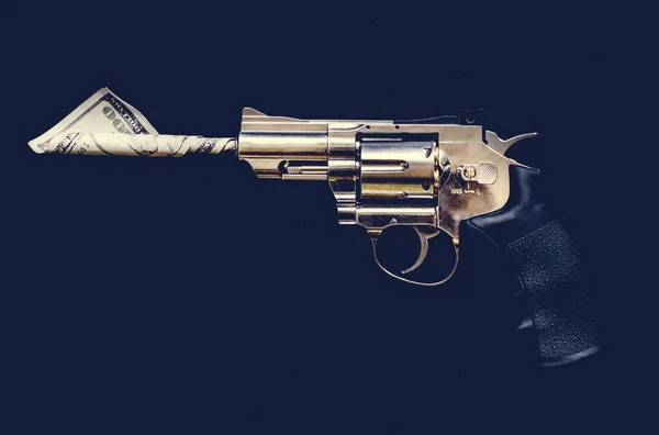 Стрельба Пистолет Закрученными Деньгами Стволе Пистолета — стоковое фото