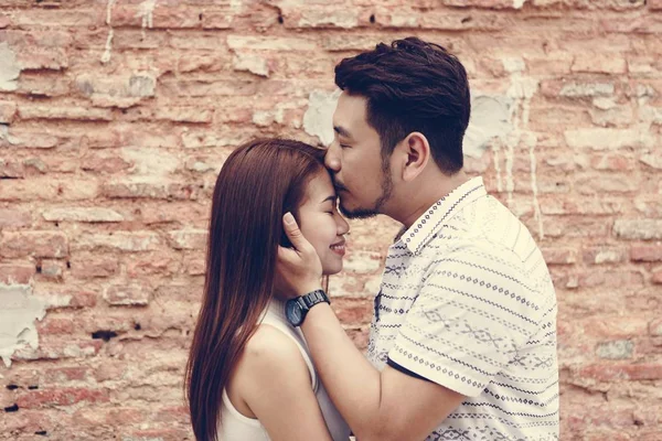 Schöne Asiatische Paar Durch Ein Ziegelmauer — Stockfoto