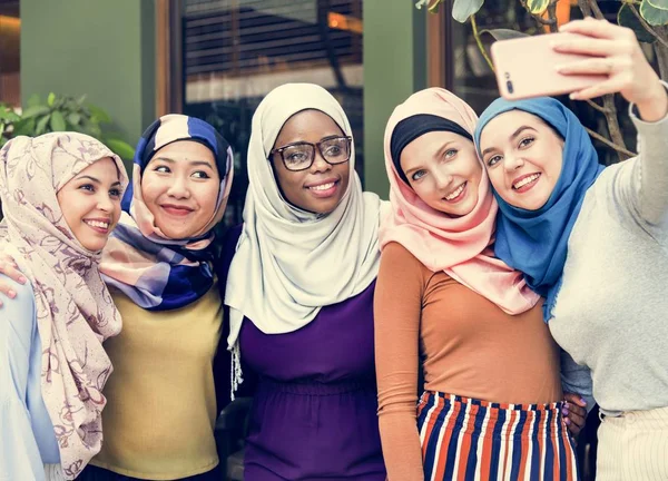 Groupe Femmes Islamiques Faisant Selfie Téléphone Intelligent — Photo