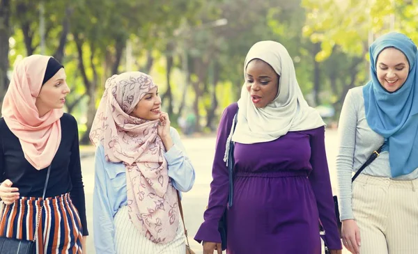 Islam Teman Wanita Burka Berjalan Dan Berbicara — Stok Foto