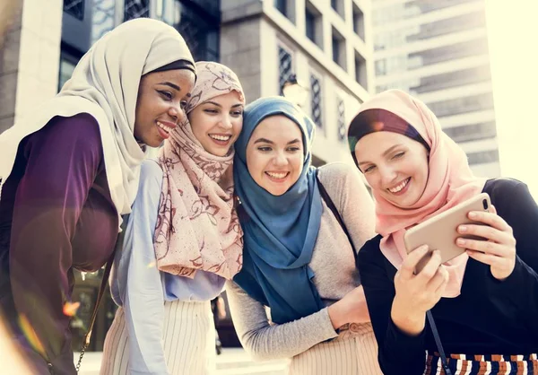 Grupo Mujeres Islámicas Mirando Teléfono Inteligente — Foto de Stock