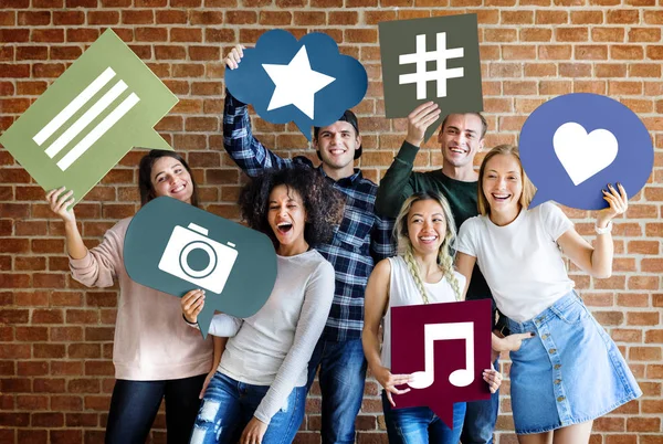 Счастливые Молодые Люди Держат Мыльный Пузырь Иконами Социальных Медаев — стоковое фото