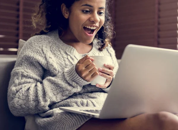 Mujer Trabajando Portátil — Foto de Stock