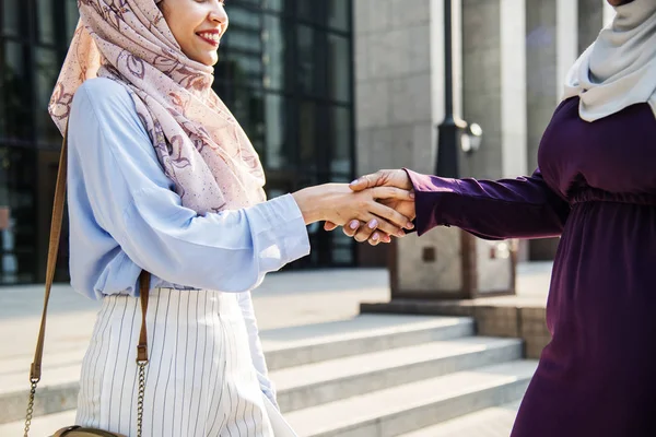 Две Ислам Женщины Хиджабе Пожимают Руки Улице — стоковое фото