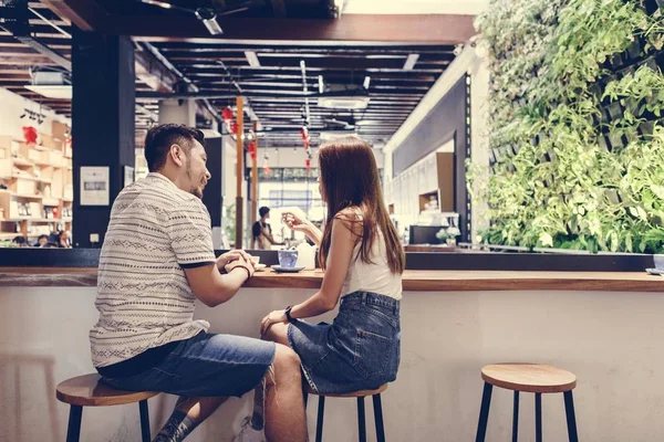 güzel çift birlikte iyi vakit geçiriyor