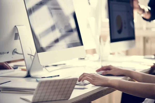 Primo Piano Della Mano Delle Persone Che Lavorano Computer — Foto Stock