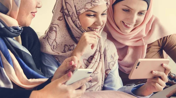 Grupo Mulheres Islâmicas Sentadas Sofá Usando Telefones Inteligentes — Fotografia de Stock