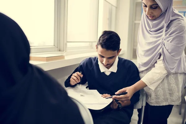 Enseignant Vérifiant Tâche Domicile Classe Avec Des Élèves Musulmans — Photo