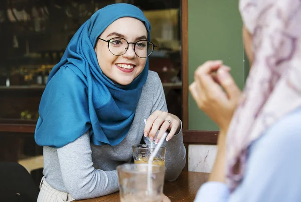 Tersenyum Islamic Wanita Dalam Jilbab Duduk Kafe Meja Dengan Teman — Stok Foto