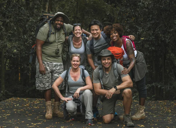 Gruppo Felici Campeggiatori Diversi — Foto Stock