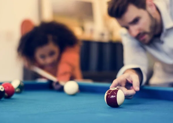 Glückliche Freunde Spielen Pool Zusammen — Stockfoto