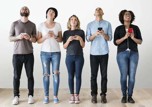 Grupo Pessoas Usando Telefone Celular — Fotografia de Stock