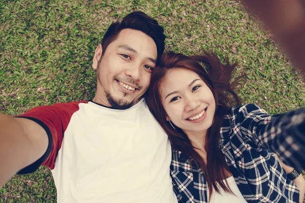 Couple Taking Selfie Grass — Stock Photo, Image