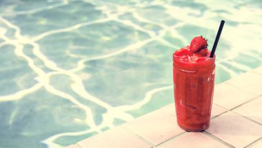 Havuz kenarında çilek güler yüzlü