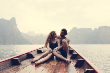 Sessiz bir gölde tekne çift