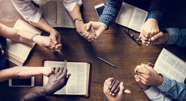 Bir grup insan ibadet inanıyorum dua elele