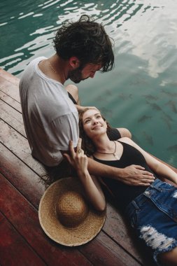 Erkek arkadaşının kucağında dinlenen bir kadın.