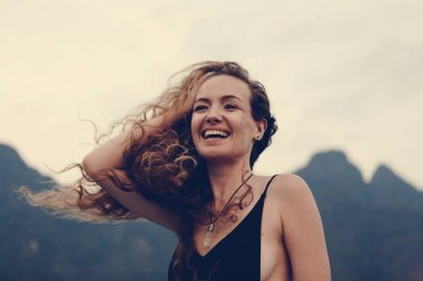 Sarışın kadının yaz esintisi