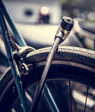 Bir bisiklet tekerleği üzerinde metal kilit