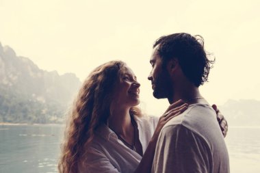 Seven çift romantik bir an olması