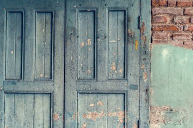 Eski bir bina kapısını yıpranmış