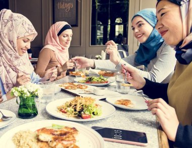 Mutluluk ile birlikte yemek islam kadın arkadaşlar 