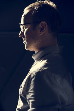 Beyaz adam gözlük ve kapalı gözler, yüz portre yan görünüm 