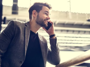 Adam telefonda konuşuyor.