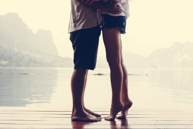 Gezgin çift romantik bir an yaşıyor.