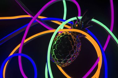 Neon ışıkları kapalı ananas