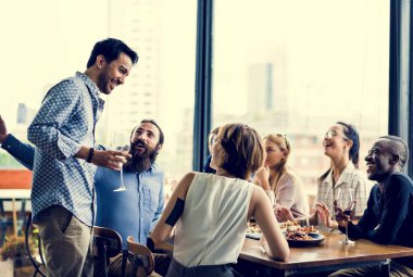 tezahürat ve masada kutluyor genç çok ırklı arkadaşlar 