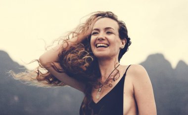 Sarışın kadının yaz esintisi