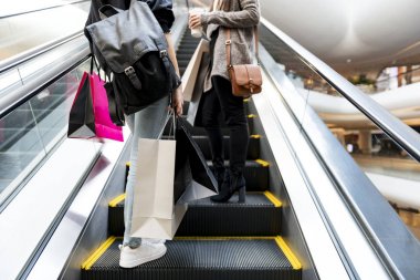 Kadınlar birlikte alışveriş merkezinde alışveriş keyfini çıkarın