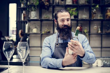 Sayacın bar şarap şişe tutan barmen