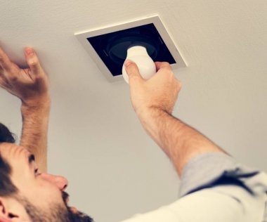 Adam ampulü değiştiriyor.