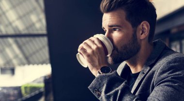 Sıcak kahve içme mna yan görünüm