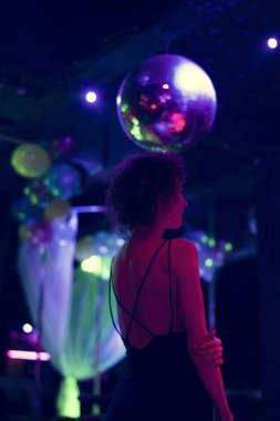 Kadın bir Club dans pistinde