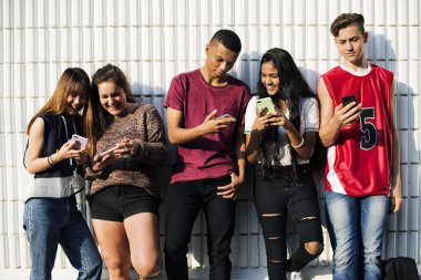 Genç Genç arkadaş birlikte smartphone sosyal medya kavramı kullanılarak soğutma grubu
