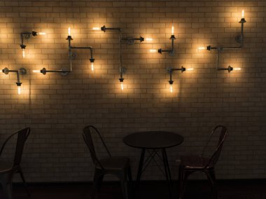 Bir kafe tuğla duvarlar ile iç