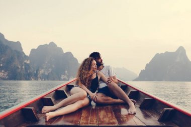 Sessiz bir gölde tekne çift