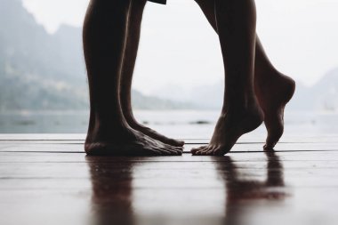 Gezgin çift romantik bir an yaşıyor.