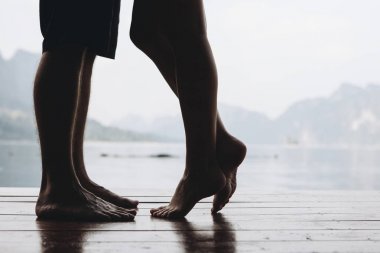 Gezgin çift romantik bir an yaşıyor.