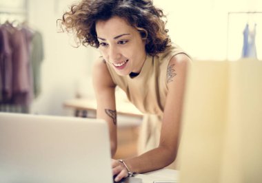 Onun projeler üzerinde çalışan kadın