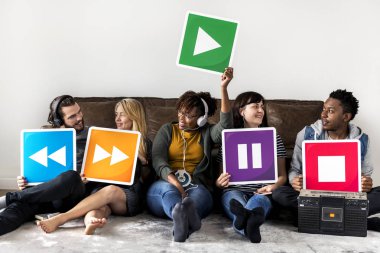 Birlikte müzik keyfi, müzik simgeleri ile katta oturan insanlar 