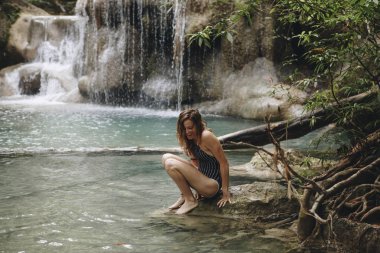 Beyaz kadının şelale